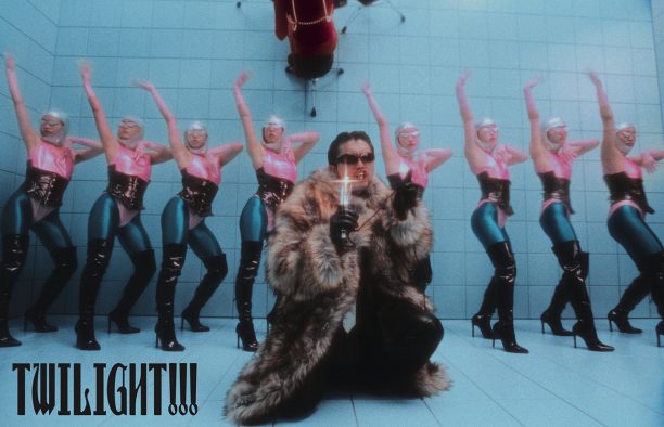 King Gnuが新曲「TWILIGHT!!!」MVをプレミア公開！メンバーと大勢のキャストが歌い踊る