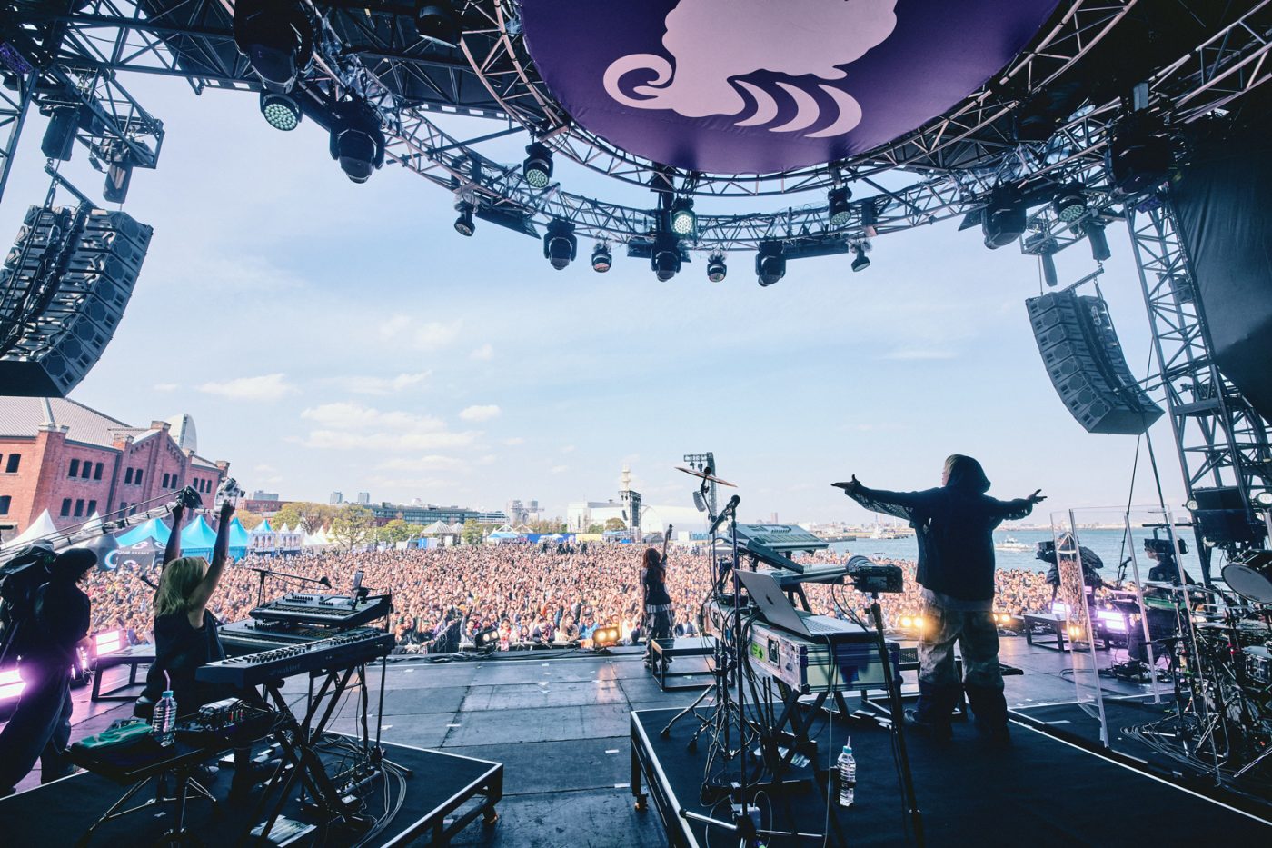 【ライブレポート】YOASOBI、MAISONdesらレーベルメイトをはじめ、FRUITS ZIPPER他スペシャルゲストも登場した新都市型フェス『CENTRAL』。「Echoes Baa」の野外ステージ2デイズを報告 - 画像一覧（4/90）