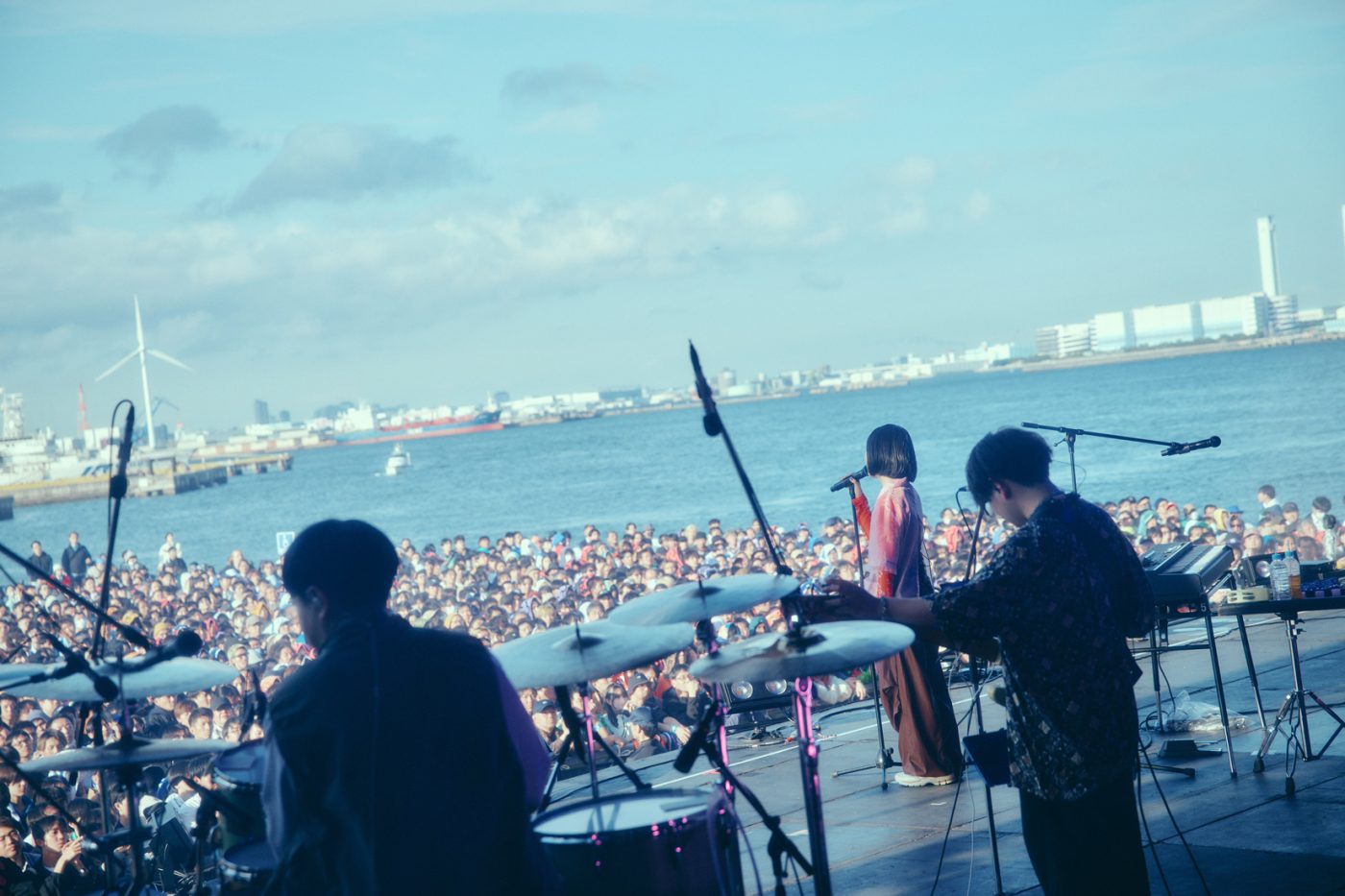 【ライブレポート】YOASOBI、MAISONdesらレーベルメイトをはじめ、FRUITS ZIPPER他スペシャルゲストも登場した新都市型フェス『CENTRAL』。「Echoes Baa」の野外ステージ2デイズを報告 - 画像一覧（74/90）