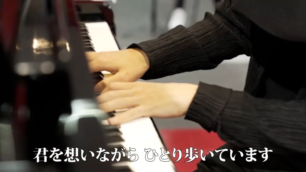 May J.×人気ピアノYouTuber・菊池亮太によるゲリラライブでの「春よ、来い」に絶賛の声 - 画像一覧（2/4）