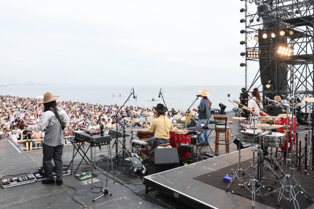 平井大、3年ぶりのビーチフェスで1万5,000人の観客を魅了！「ビーチに帰って来れて、音楽ができて幸せです」 - 画像一覧（4/7）