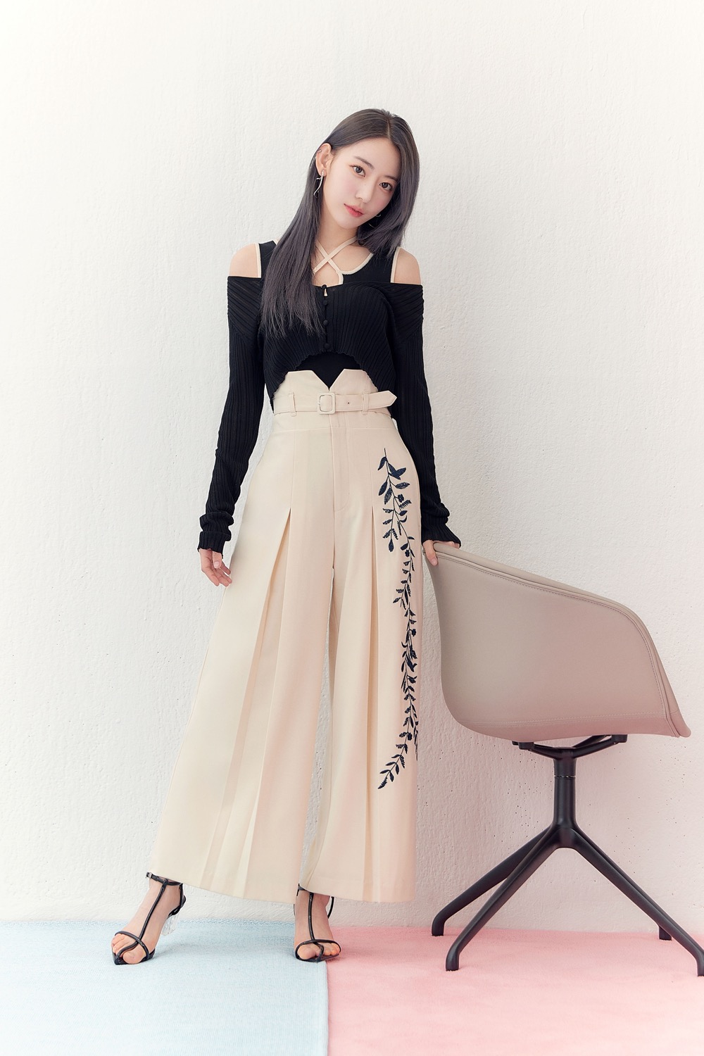 LE SSERAFIM・宮脇咲良が初夏の装いで魅了。LILY BROWN新作コレクション公開 - 画像一覧（2/9）