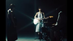 メンバーの名演技が爆裂！ 羊文学、ニューアルバム収録曲「OOPARTS」のMV公開