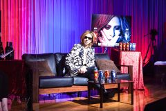 YOSHIKI、生配信で涙ながらに心境を語る