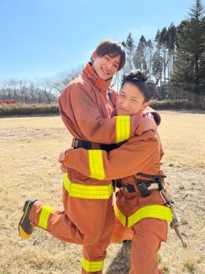 岩本照（Snow Man）×浮所⾶貴（美 少年／ジャニーズJr.）が“モエカレごっこ”に挑戦した写真公開