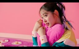 鈴木愛理、新曲「ハートはお手上げ」MVのメイキング映像公開