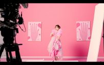 鈴木愛理、新曲「ハートはお手上げ」MVのメイキング映像公開 - 画像一覧（3/6）