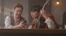 山崎まさよし× ペンギンズ・ノブオ、『ロマンシング サガリ・ユニバース』新TVCMで兄貴・子分に - 画像一覧（10/11）