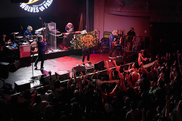 【レポート】MAN WITH A MISSION、ワールドツアー『WOLVES ON PARADE』がスタート！ 『鬼滅の刃』OP曲「絆ノ奇跡」をライブ初披露
