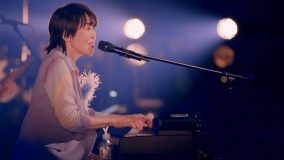 原由子、所縁の地・鎌倉で歌った「鎌倉 On The Beach」のライブ映像公開