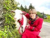 Hey! Say! JUMP・知念侑李、『ヤギと大悟』でヤギのポポと雑草モグモグ旅へ - 画像一覧（2/3）