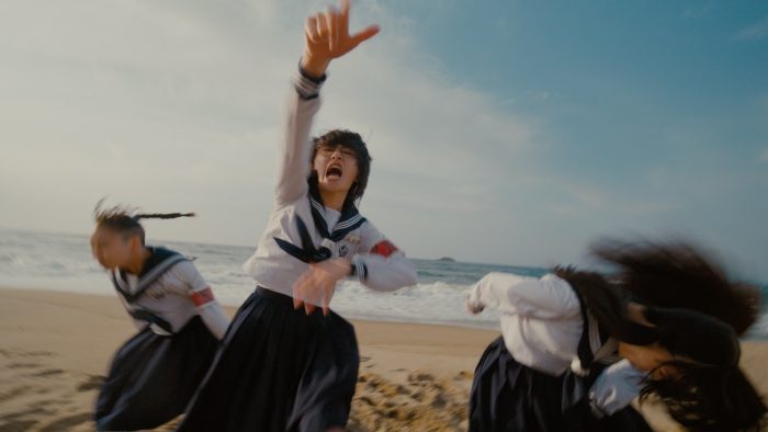 新しい学校のリーダーズ、松隈ケンタ提供曲「青春を切り裂く波動」MV公開決定