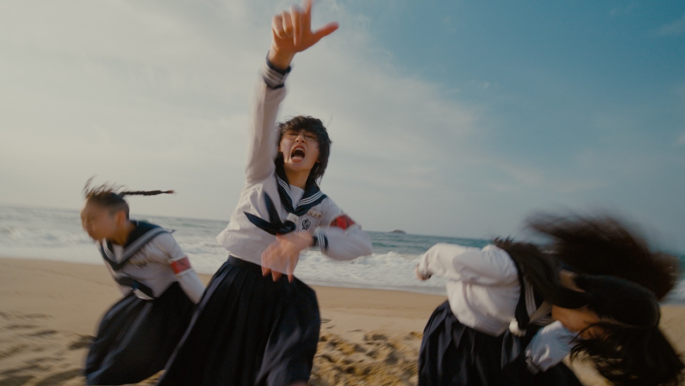 新しい学校のリーダーズ、松隈ケンタ提供曲「青春を切り裂く波動」MV公開決定
