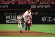 INI・池﨑理人、福岡PayPayドームで始球式に登板！ 試合後INIメンバーが新曲「FANFARE」披露 - 画像一覧（2/7）