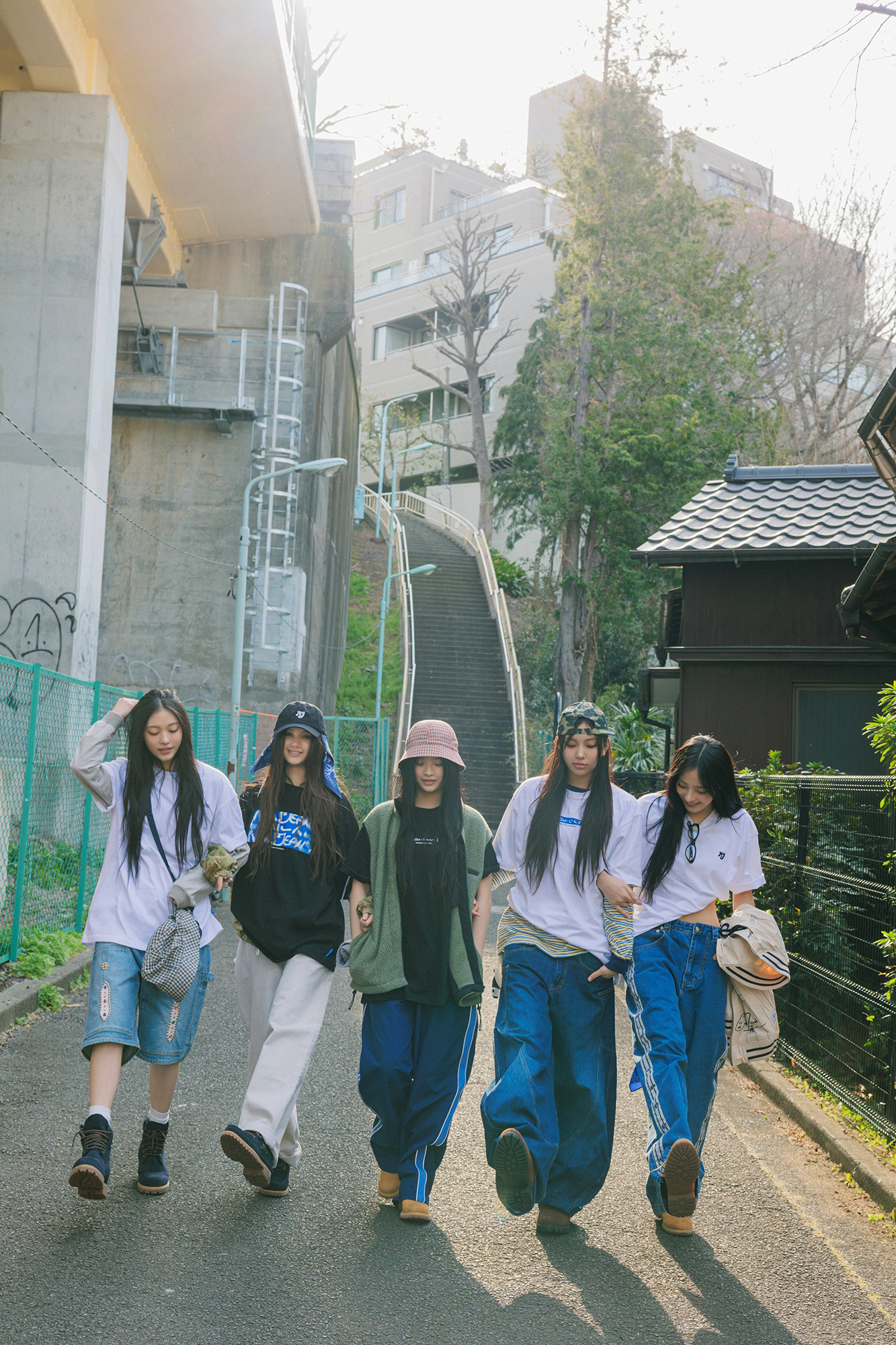 NewJeans、村上隆に続いて藤原ヒロシとタッグ！藤原デザインの