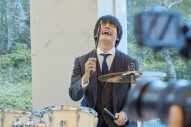 佐野晶哉（Aぇ! group）映画『明日を綴る写真館』ドラム演奏シーンの場面＆メイキング写真解禁 - 画像一覧（2/2）