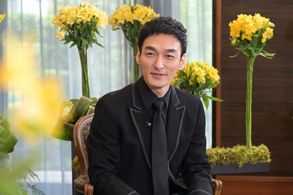 草なぎ剛『日曜日の初耳学』に登場！盟友・香取慎吾の言葉に感極まる