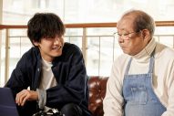 佐野晶哉（Aぇ! group）、映画『明日を綴る写真館』主演・平泉成とのスペシャルインタビュー映像解禁 - 画像一覧（1/3）