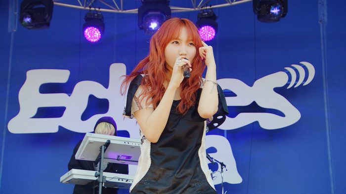 YOASOBI、4月に赤レンガ倉庫で開催されたイベント『Echoes Baa』より新曲「PLAYERS」のライブ映像公開