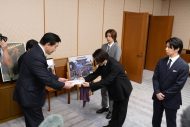 三宅健＆北山宏光＆神宮寺勇太が石川県庁を訪問！馳浩石川県知事に寄付金の目録を贈呈 - 画像一覧（2/7）