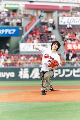 豆原一成（JO1）主演映画大ヒットの願いを込めて渾身の一投！豪快なノーバン投球にスタジアムがどよめく