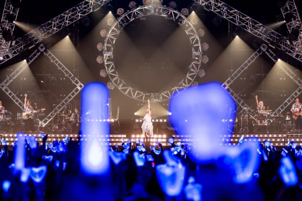 【ライブレポート】LiSA日本武道館公演『LiSA LiVE is Smile Always～RiP SERViCE～』2デイズ。大胆なアレンジの楽曲とシンガーとしての凄みに圧倒された、初日のステージを振り返る