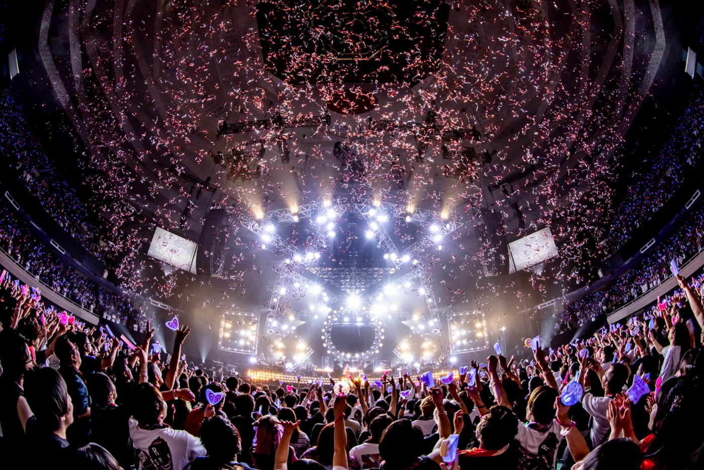 【ライブレポート】LiSA日本武道館公演『LiSA LiVE is Smile Always～RiP SERViCE～』2デイズ。大胆なアレンジの楽曲とシンガーとしての凄みに圧倒された、初日のステージを振り返る - 画像一覧（9/10）