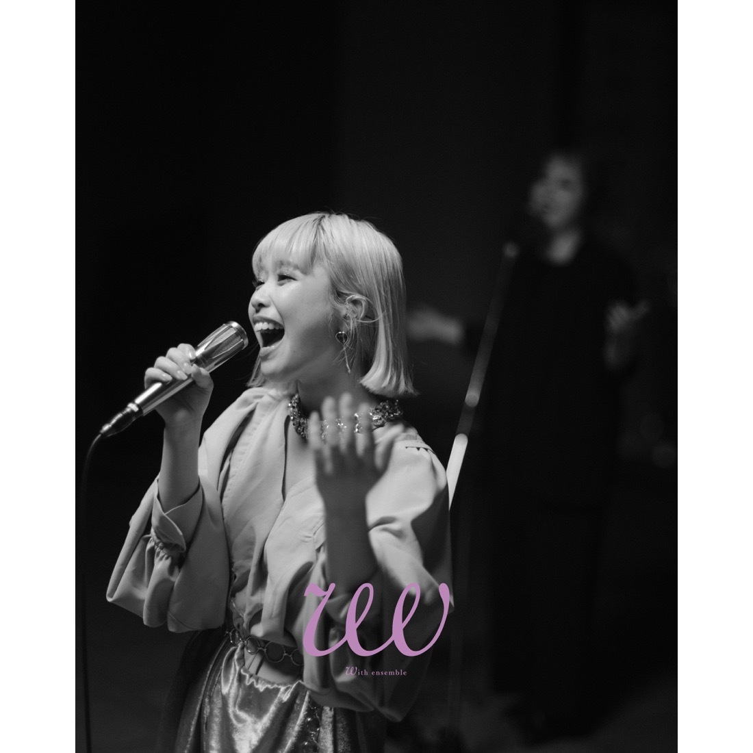 フィロソフィーのダンス、都会の夕焼けをバックにメジャーデビュー曲のオーケストラバージョンを披露 - 画像一覧（1/3）