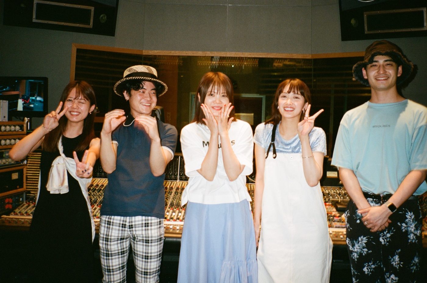 吉岡聖恵、ニューシングル「凸凹」に緑黄色社会メンバーとのレコーディング映像の収録が決定