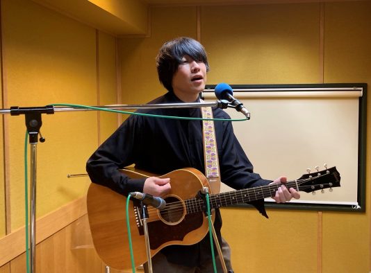 フジファブリック・山内総一郎、FM802の人気番組で毎週弾き語りを披露