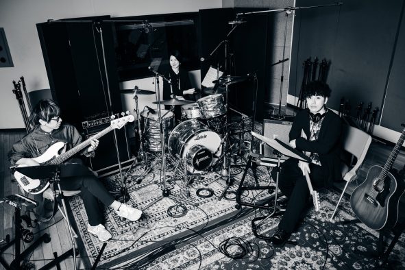 アンダーグラフ、最新ミニアルバム『音楽の盾』発売記念ライブを羽田空港内で開催