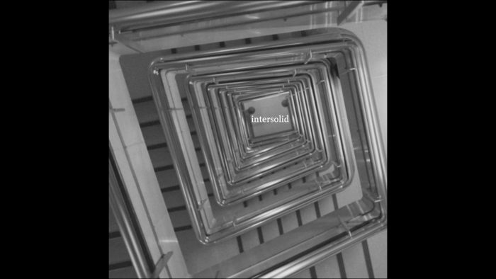 三浦透子、ドラマ『何かおかしい』主題歌「intersolid」のMVを公開