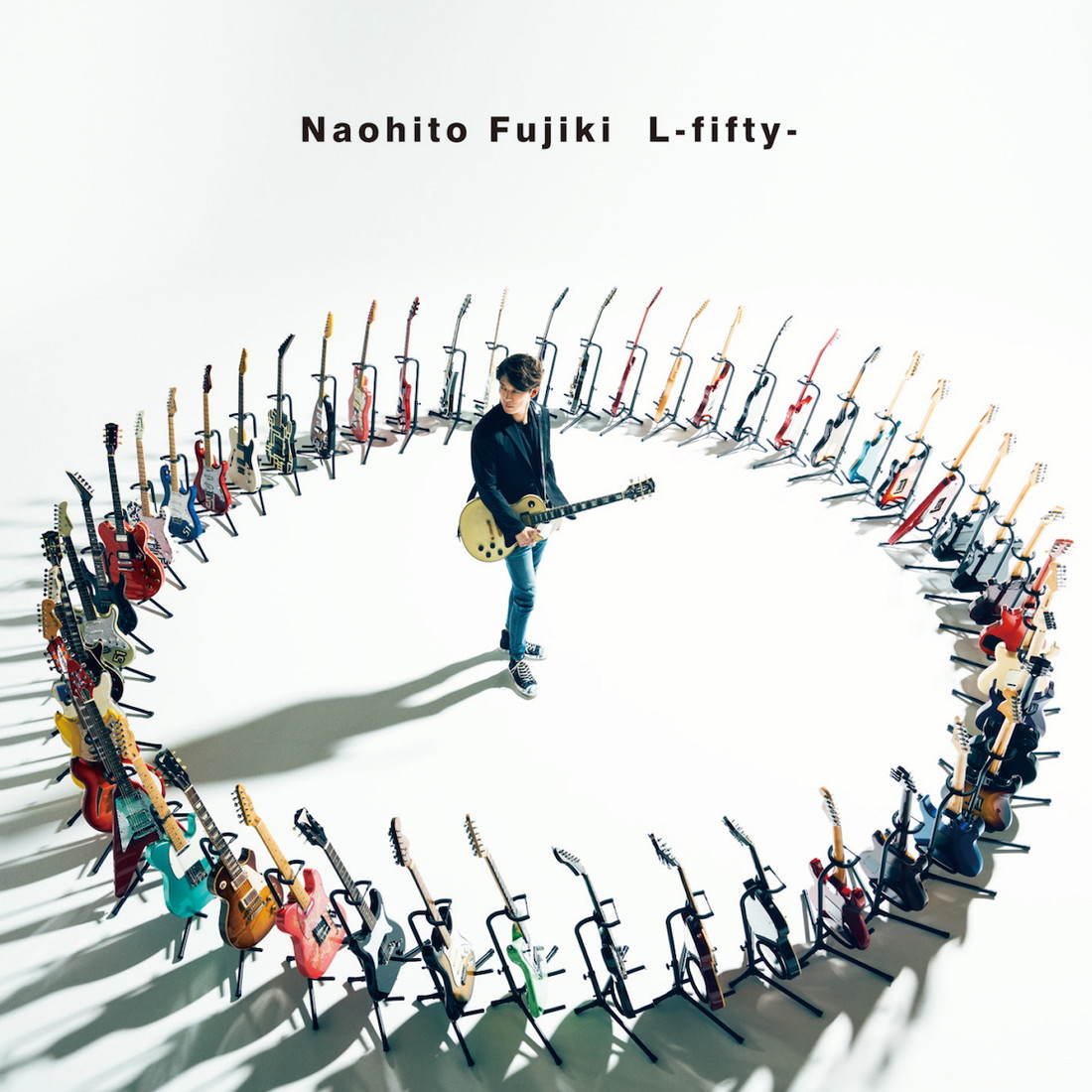 藤木直人、50本のギターに囲まれたミニアルバム『L -fifty-』ジャケット写真公開 - 画像一覧（2/2）