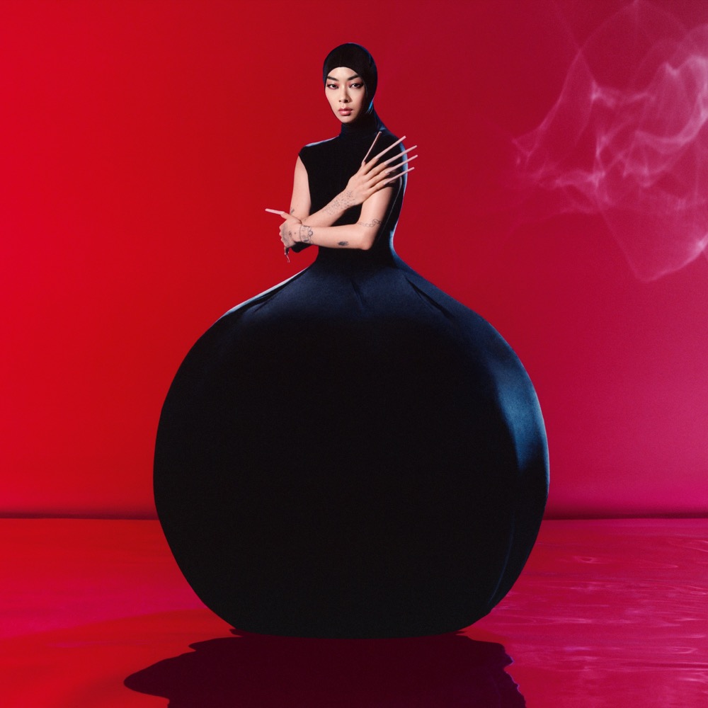 リナ・サワヤマ、アルバム『Hold The Girl』のリードシングル「ディス・ヘル」MVを公開 - 画像一覧（1/3）