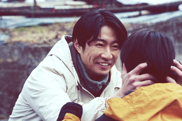 映画『“それ”がいる森』より、主演・相葉雅紀の⽗親の表情を捉えた新場⾯写真が“⽗の⽇”に公開