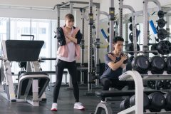 映画『モエカレ』Snow Man・岩本照×⽣⾒愛瑠の初デートはジムで筋トレ!? 場面写真解禁