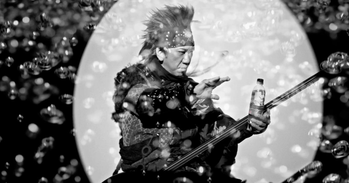 布袋寅泰が巨大三味線を自在に操る！ “サントリー THE STRONG 天然水