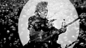 布袋寅泰が巨大三味線を自在に操る！ “サントリー THE STRONG 天然水スパークリング”新CM公開