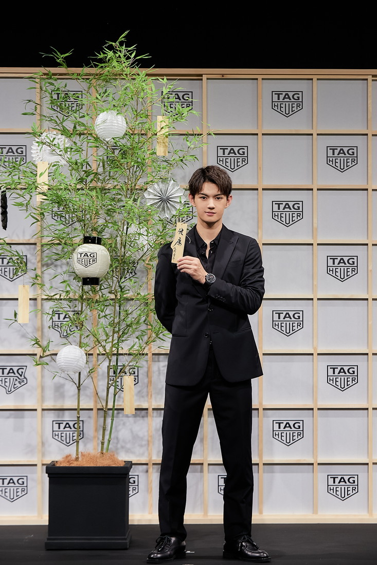 佐野勇斗、エスパス タグ・ホイヤー表参道リニューアルオープンのテープカットセレモニーに登場