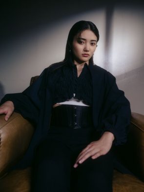 由薫、「lullaby」×映画『バスカヴィル家の犬』MVを公開。ヒロインを演じた新木優子のコメントも到着