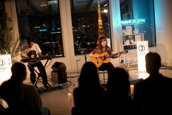 【レポート】iri、『J-WAVE BAR』で20名のファンを前に生歌を披露！「これが終わったらお酒を飲みたいと思います（笑）」