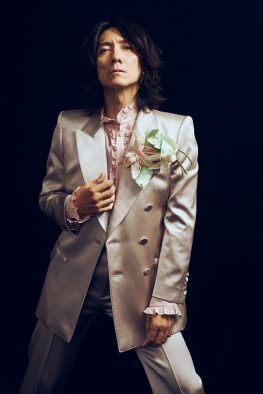 吉井和哉、ソロデビュー20周年記念ベスト『20』リリース決定！ 吉井和哉展『二◎』（ニジュウマル）の開催も発表