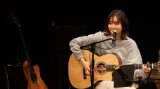 藤原さくら、ニューアルバム『AIRPORT』収録曲「話そうよ」の弾き語りライブ映像公開 - 画像一覧（1/2）