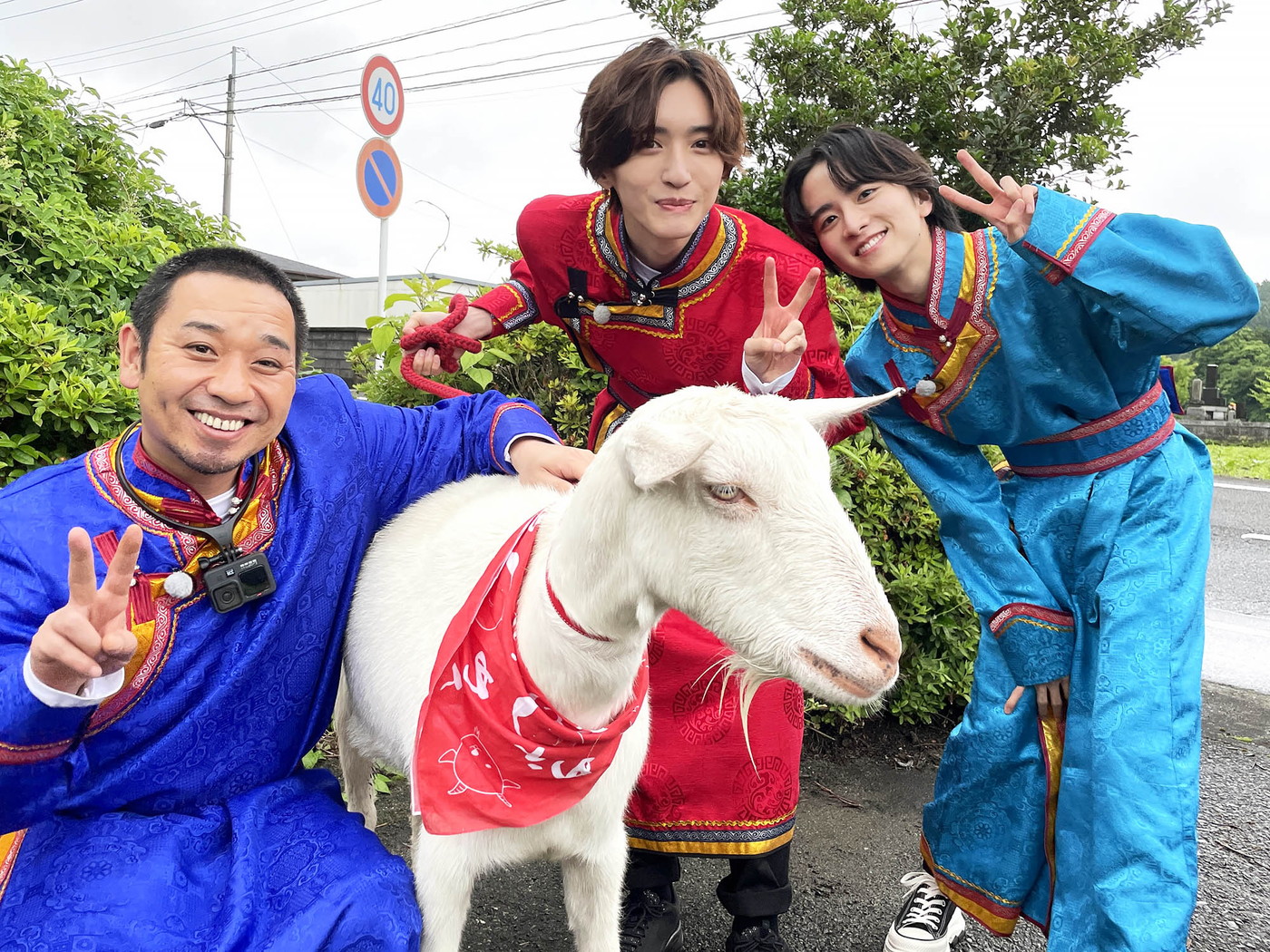 道枝駿佑（なにわ男子）との予期せぬ出会いに、小学生の女の子が大号泣！ 道枝駿佑＆板垣李光人、『ヤギと大悟』で富士宮市を満喫 - 画像一覧（1/7）