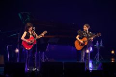 【レポート】岸谷香、弾き語り2マンツアーでmiwaを絶賛！「歌よくて最高！」