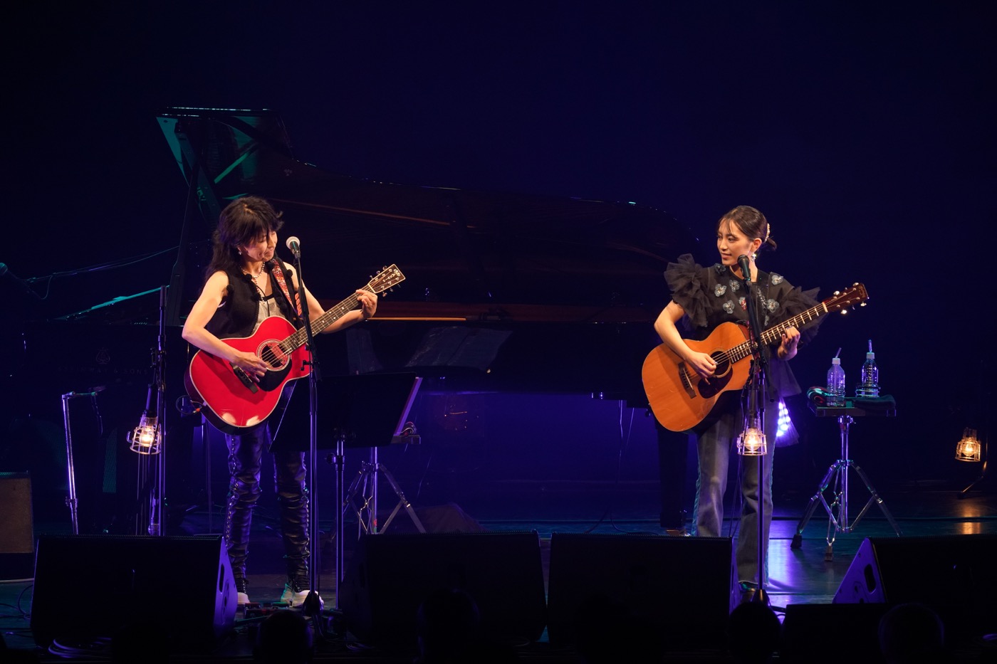 【レポート】岸谷香、弾き語り2マンツアーでmiwaを絶賛！「歌よくて最高！」
