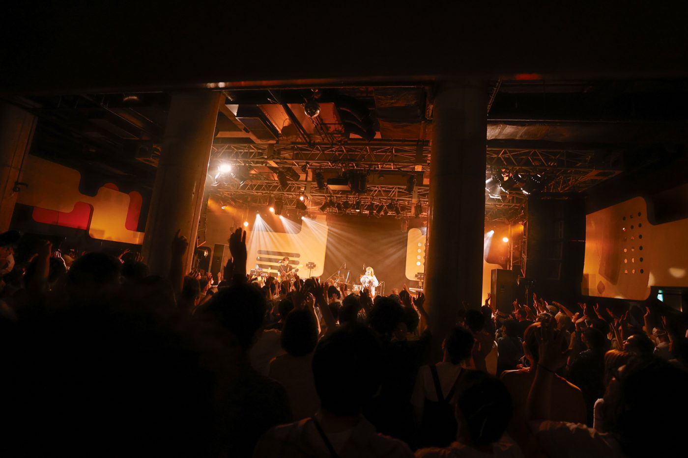 ロザリーナ、約2年ぶりのワンマンライブ。多彩な音楽性とシンガーとしての魅力が溢れた夜。デビュー5年目のステージをレポート - 画像一覧（5/10）