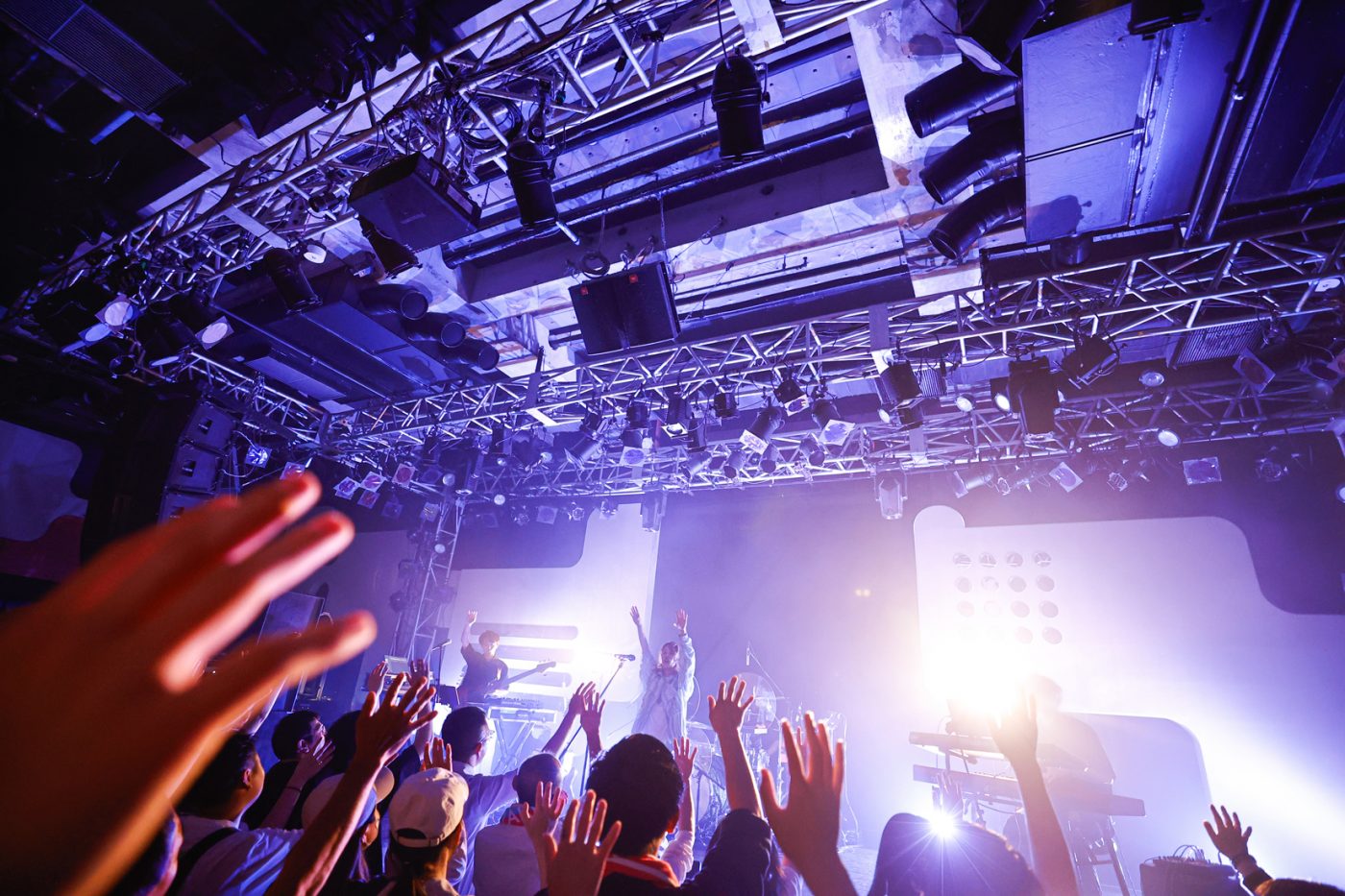 ロザリーナ、約2年ぶりのワンマンライブ。多彩な音楽性とシンガーとしての魅力が溢れた夜。デビュー5年目のステージをレポート - 画像一覧（7/10）