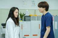 仲間由紀恵×松村北斗（SixTONES）出演、ドラマ『女王の法医学～屍活師～ 3』より新場面写真解禁 - 画像一覧（2/6）