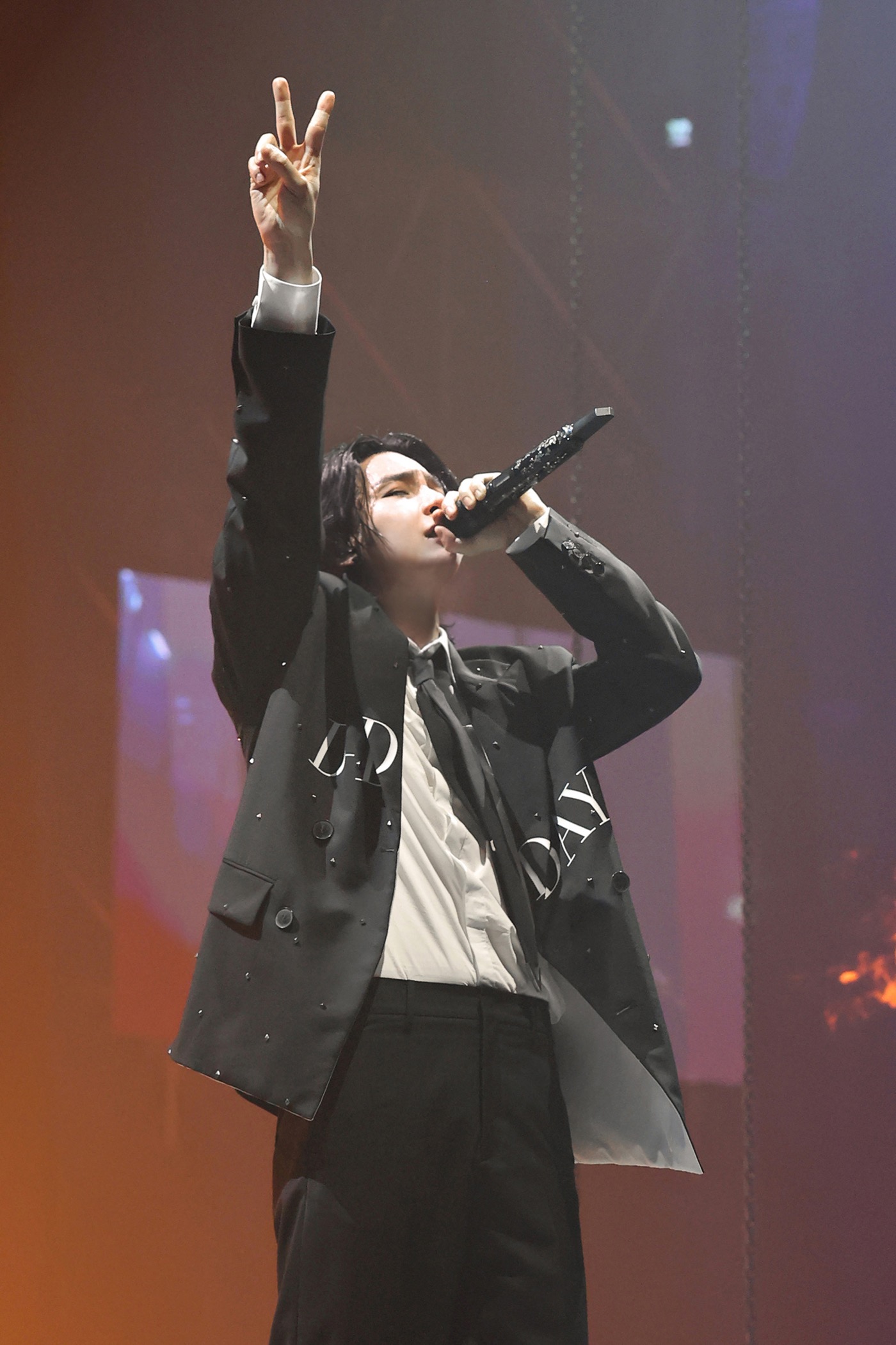 BTS・SUGA、「D-DAY」がプリントされたヴァレンティノの衣装でソウルコンサートに登場